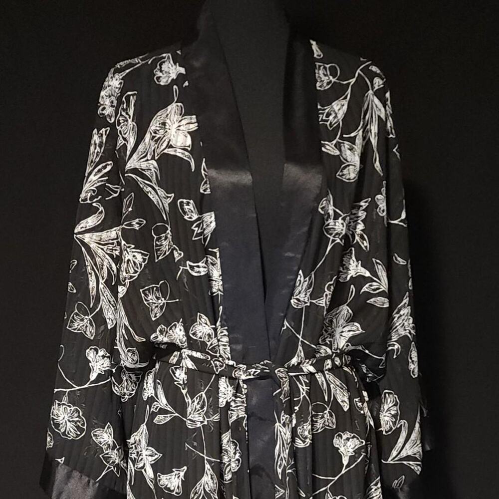 Vintage Judith Hart black floral Kimona XL